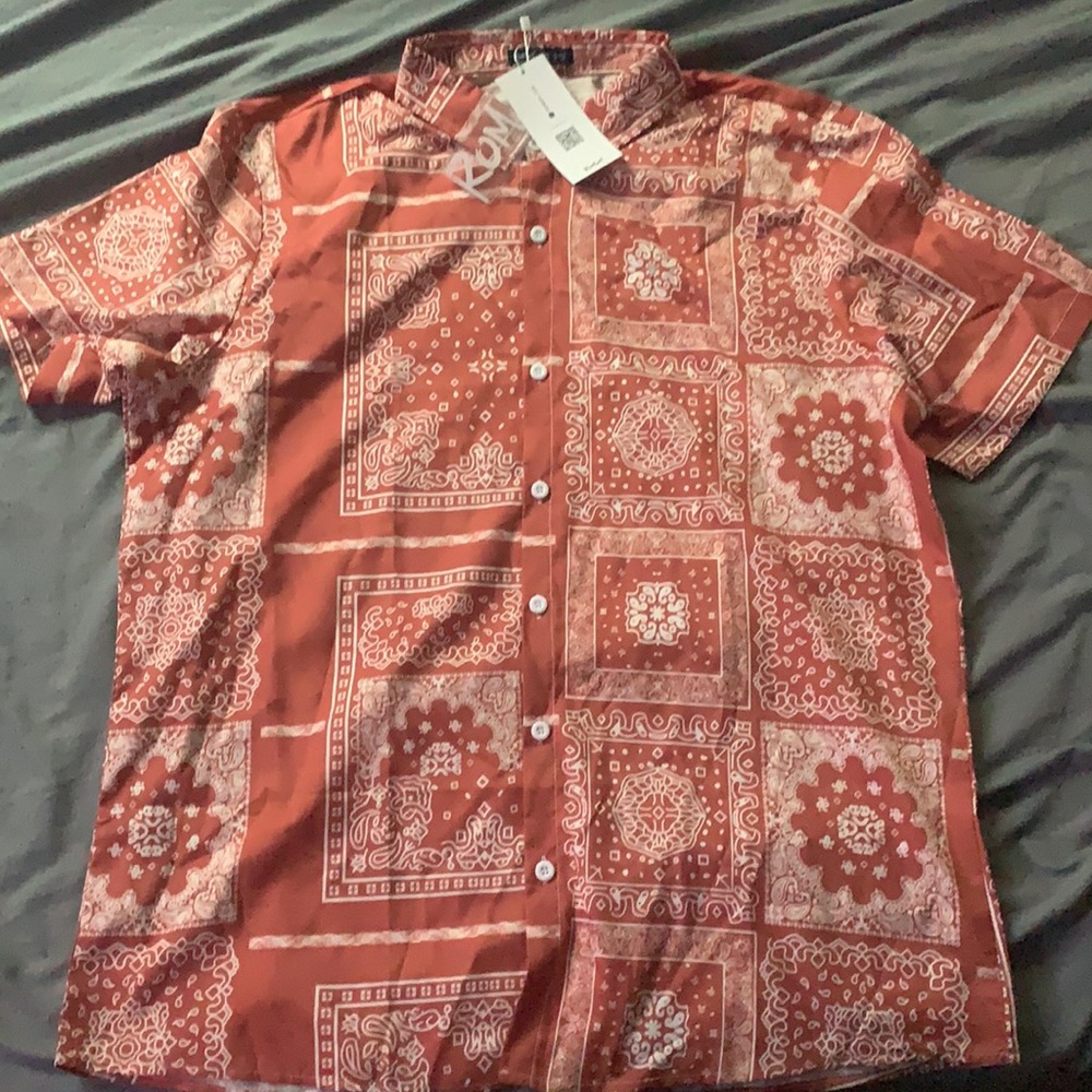 Mens button up size xxl but futs like an xl